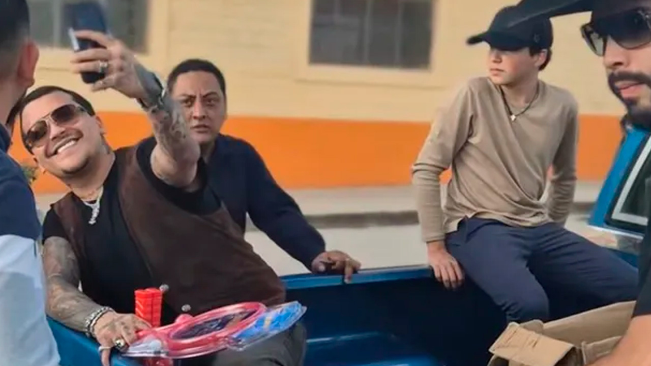 Christian Nodal, Ángela Aguilar y Pepe Aguilar participaron en la entrega de juguetes navideños en Tayahua, Zacatecas.