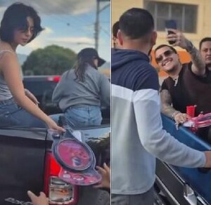 Ángela y Nodal regalando juguetes en camioneta