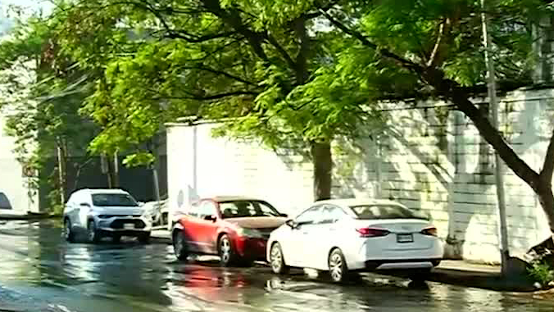 Una obra inconclusa de agua y drenaje ocasionó inundaciones en la Colonia Torres de Linda Vista se inundaban de este liquido vital.