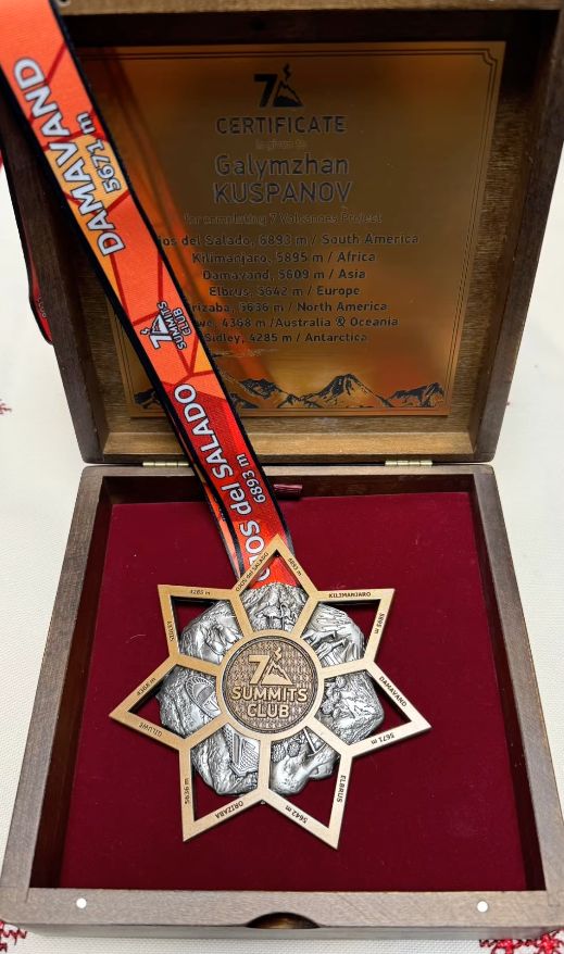 El Desafío de las Siete Cumbres Volcánicas busca escalar el volcán más alto de cada uno de los siete continentes.