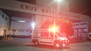 Ambulancia de la Cruz Roja Mexicana de Torreón atendiendo un reporte.