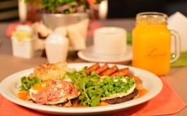 Diferente comida de desayuno en plato y mesa