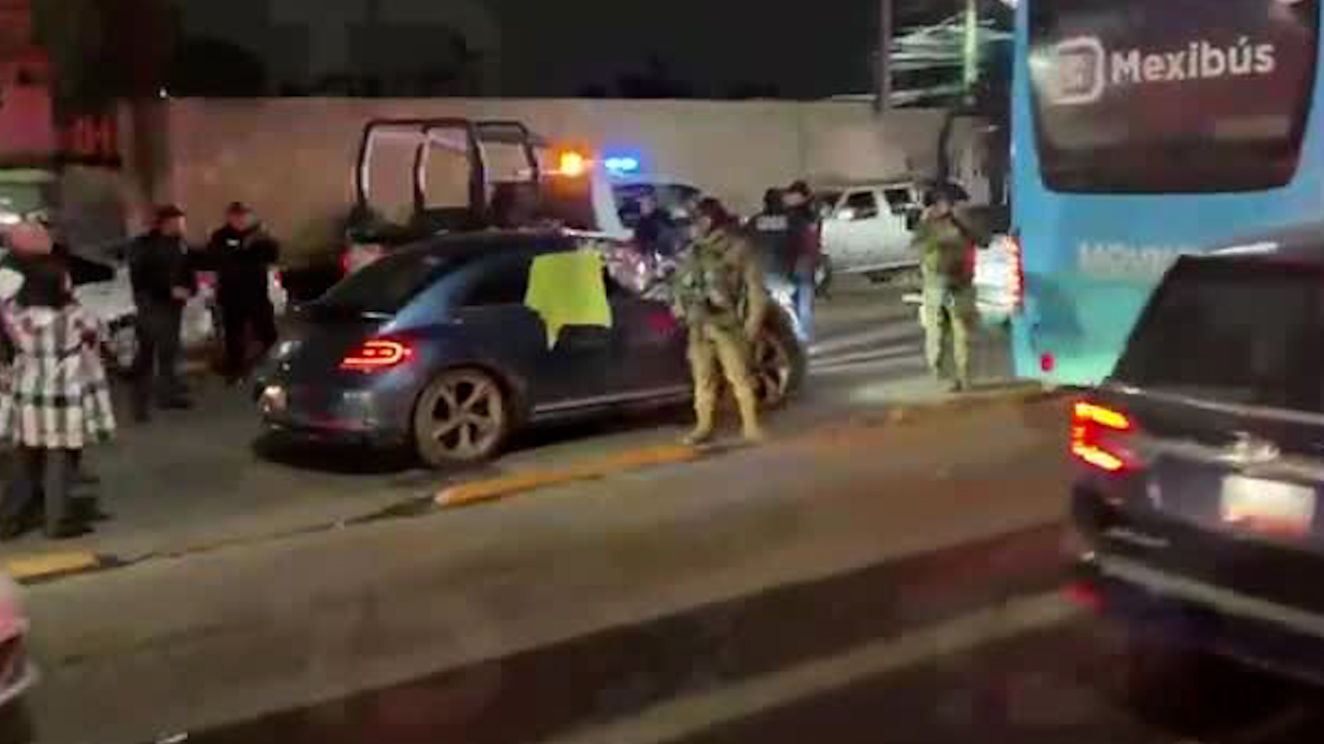 El incidente, derivado de un conflicto vial con motociclistas, ocurrió dentro del carril del Mexibús Línea 1.