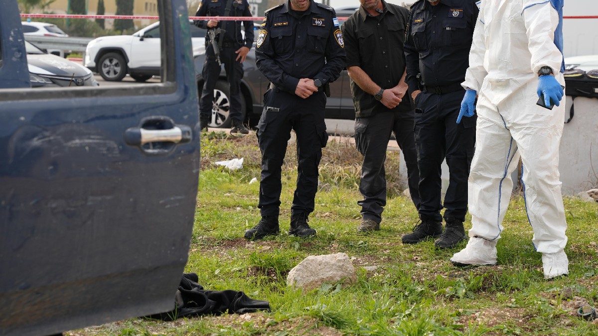 Policías y médicos en una escena del crimen