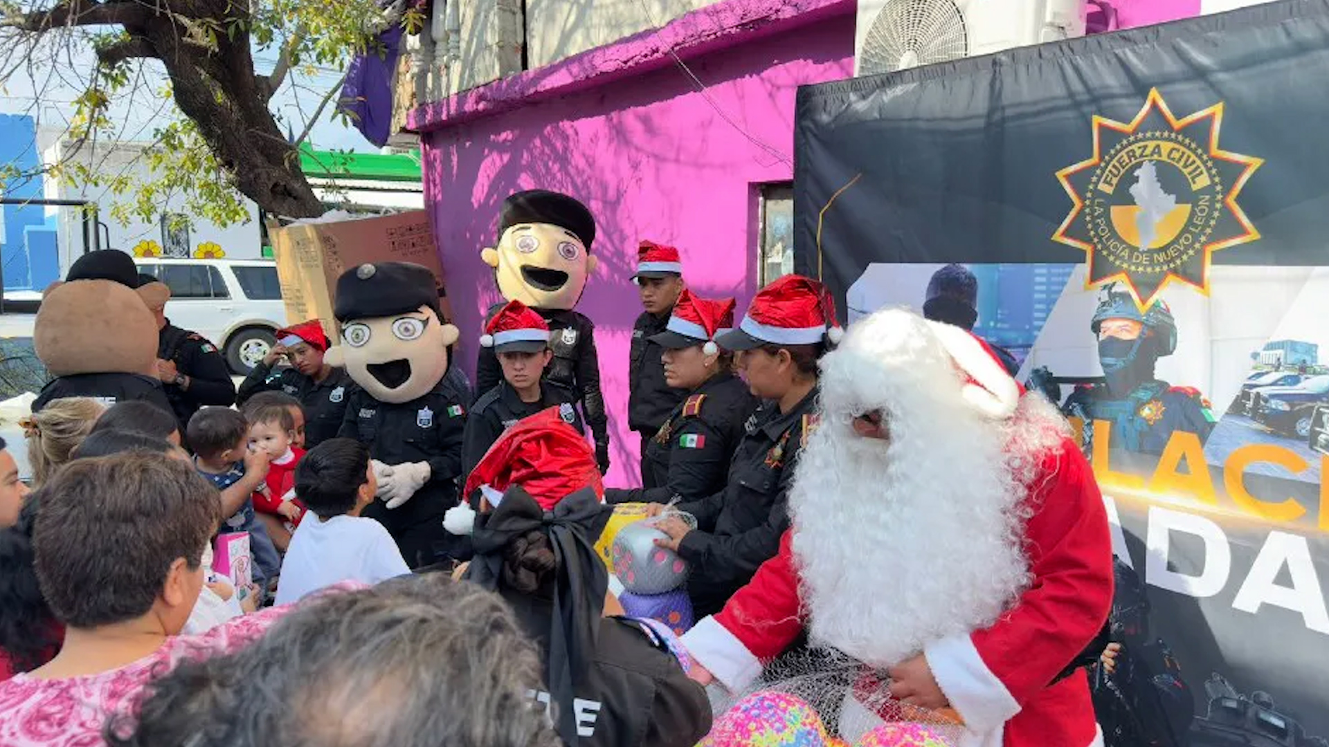 Habitantes de la zona en coordinación con policía organizan cada año actividades para mantener vivo el espíritu navideño.