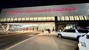 El Aeropuerto Internacional de Guadalajara ofrece estacionamiento a usuarios por módicas tarifas.