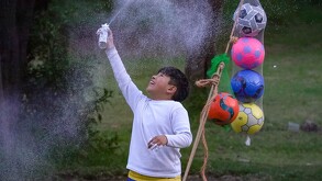 Niño jugando en Navidad de 2025.