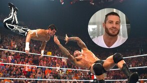 Randy Orton ejecutando un RKO a Evan Bourne mientras este aplicaba un Shooting Star Press.
