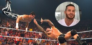 Randy Orton ejecutando un RKO a Evan Bourne mientras este aplicaba un Shooting Star Press.