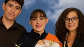 Dos mujeres y un hombre posando para una fotografía.