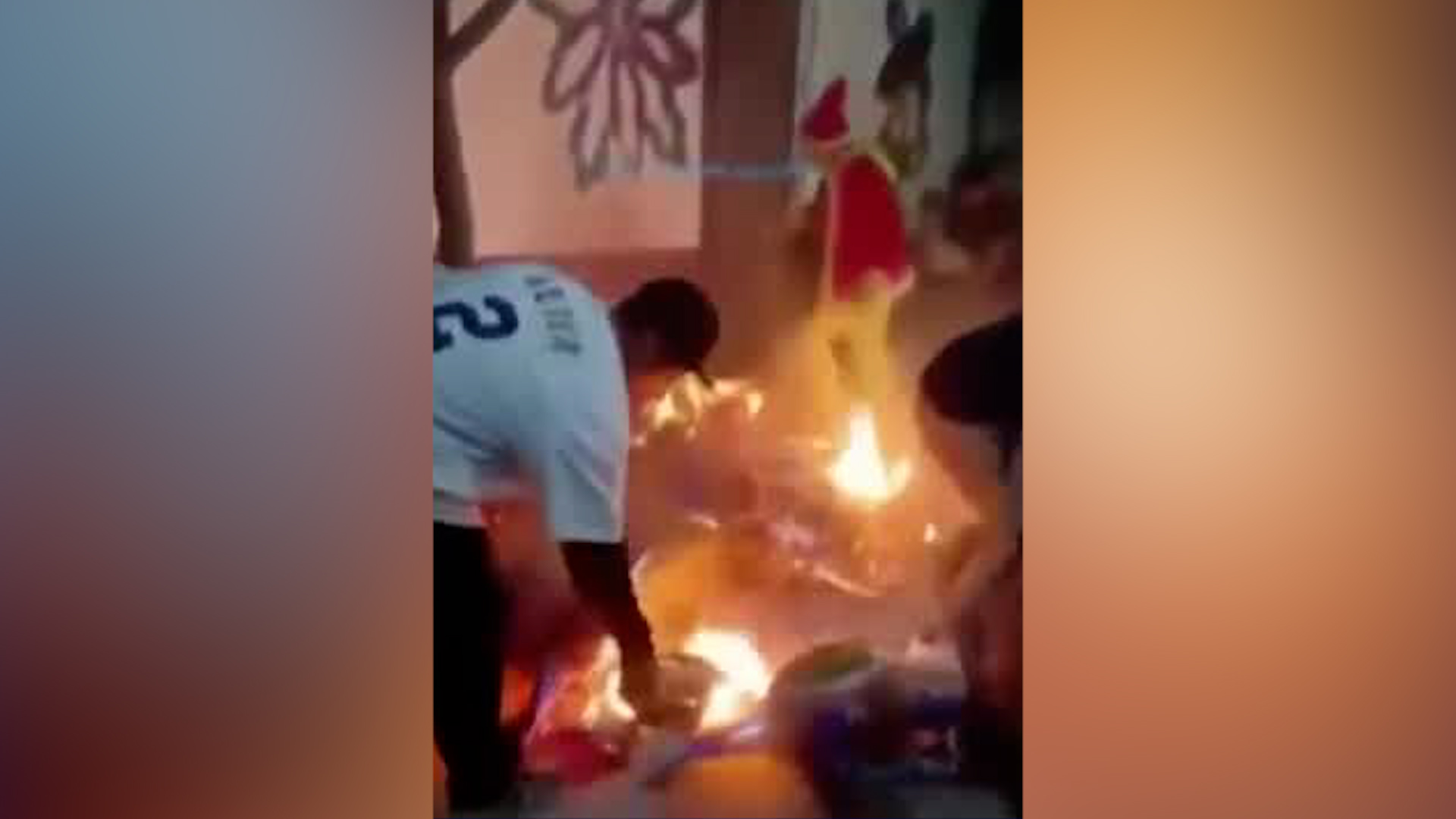 Un hombre disfrazado de este personaje navideño apaga una piñata que se estaba incendiando a causa de la pirotecnia en Piaxtla.