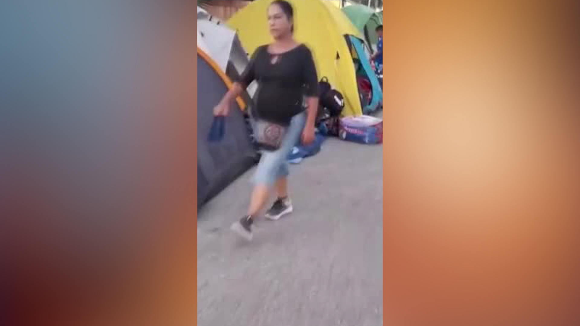 A pesar que está prohibido acampar en la costera Miguel Alemán, esta numerosa familia montó varias casas de campaña para descansar durante su viaje.