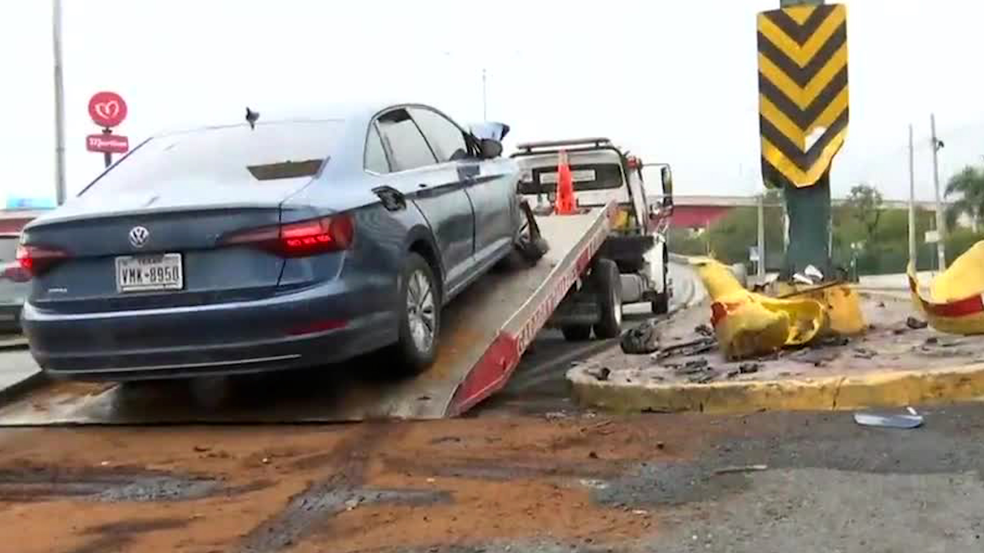 Aparentemente, el hombre se distrajo tras tratar de recoger el celular que se le había caído del soporte.