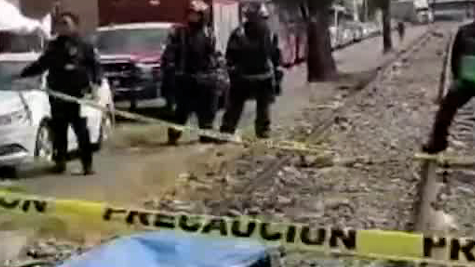 El hombre en situación prioritaria se habría encontrado sentado sobre las vías. Peritos de la CdMx levantan los restos del hombre arrollado.