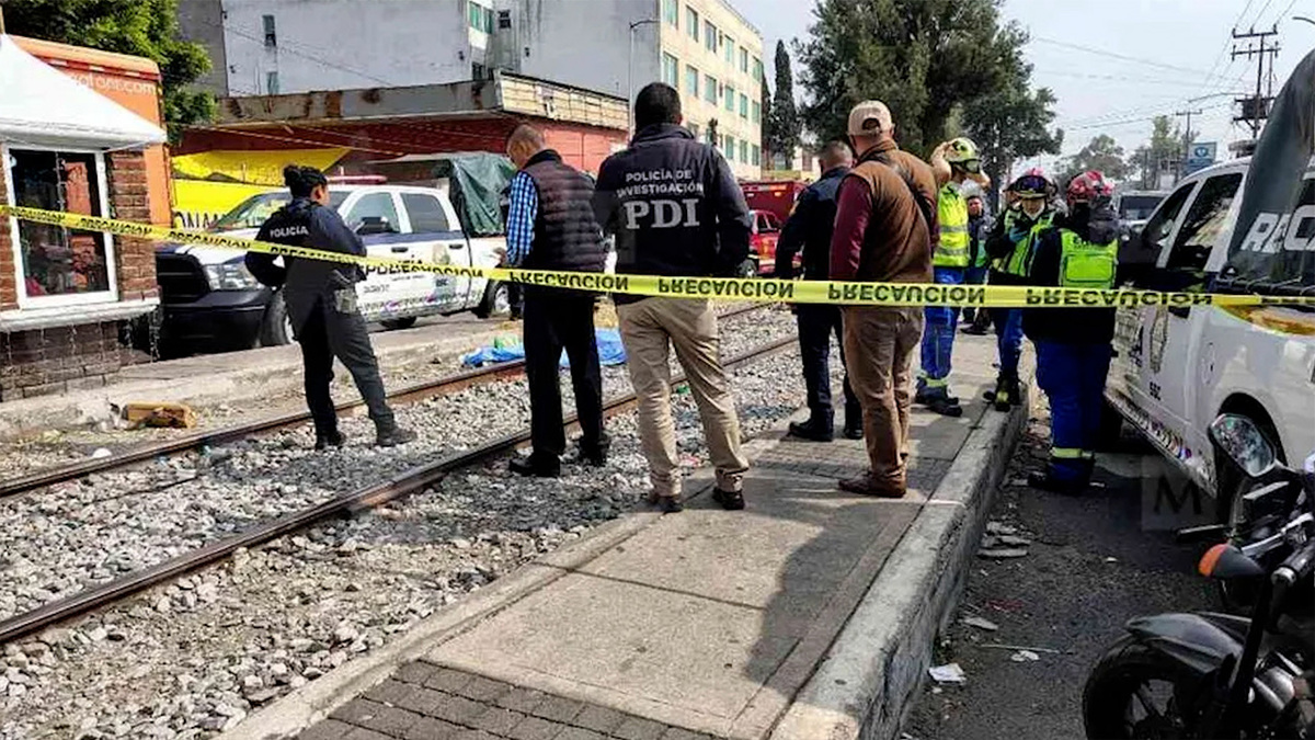 El hombre en situación prioritaria se habría encontrado sentado sobre las vías. Peritos de la CdMx levantan los restos del hombre arrollado.