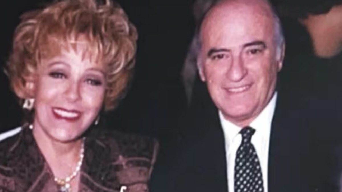 Jorge Lozano Soriano posando junto a la gran Silvia Pinal en una cena en Televisa.