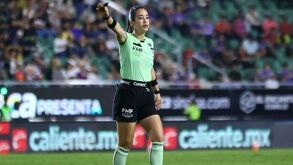 Katia Itzel García, árbitra mexicana durante un partido de la liga mx.