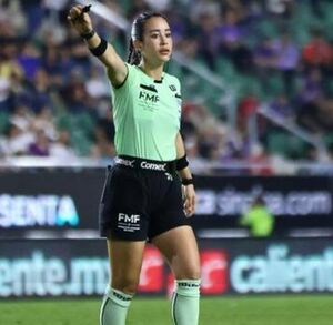 Katia Itzel García, árbitra mexicana durante un partido de la liga mx.