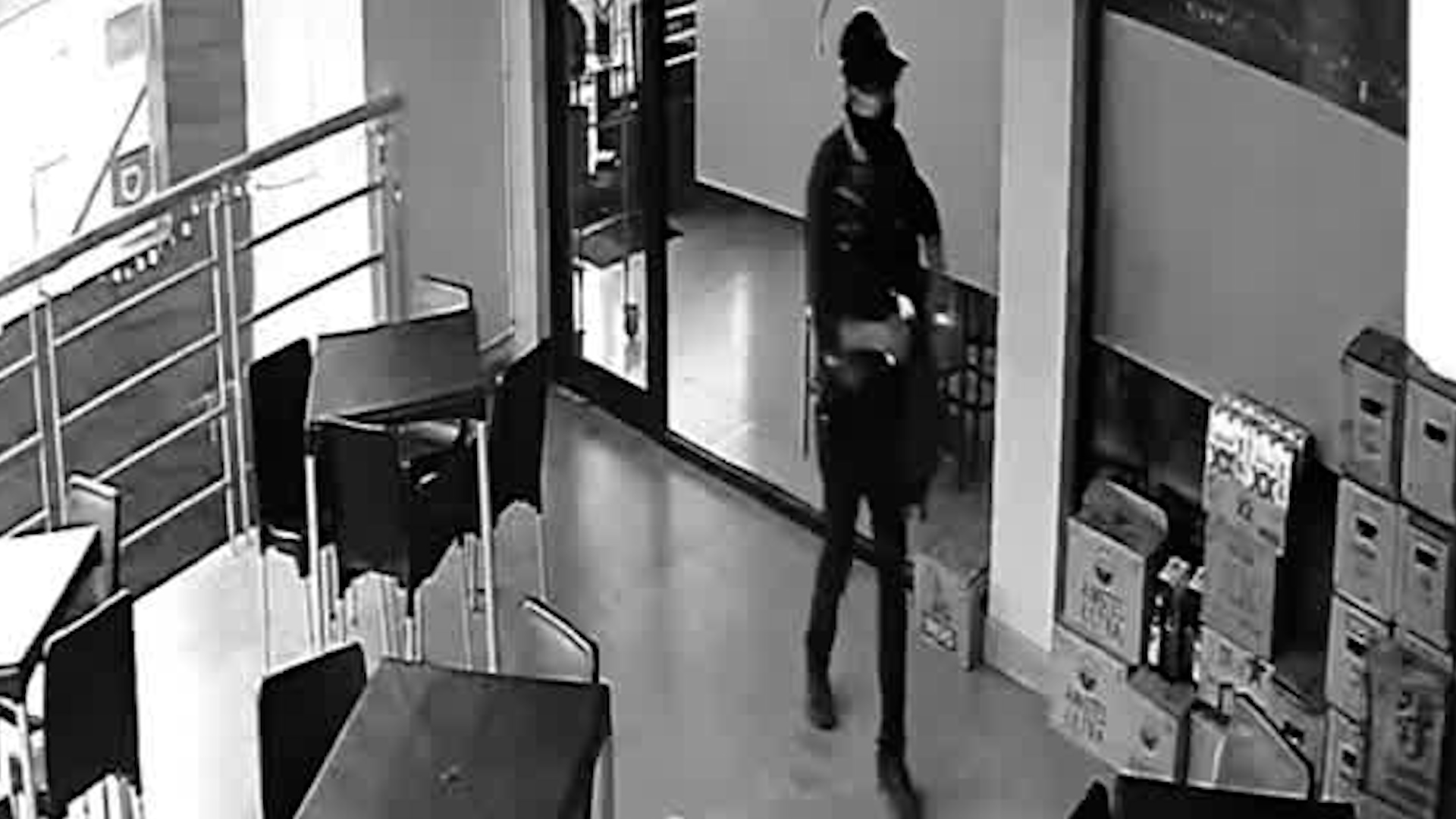 El sospechoso, que ya cuenta con antecedentes, manipuló los candados y huyó tranquilamente en un taxi con el botín.