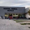 Hay una fachada que dice Hospital General de Saltillo y varias personas caminando.