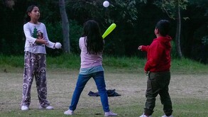Niños jugando en la calle durante las vacaciones de Navidad.