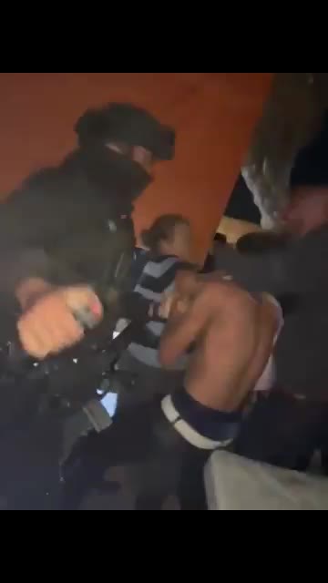 La familia Rangel se congregaron al exterior del Ministerio Público para denunciar el abuso policiaco presuntamente sufrido durante una detención.