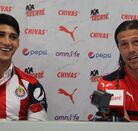 Alan Pulido junto a Matías Almeyda en su presentación oficial con Chivas.