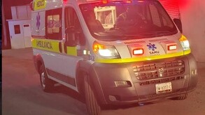 Foto de una ambulancia durante la noche en Torreón.