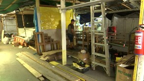 Grupo de comerciantes iniciando con el retiro de puestos dentro del tradicional mercadito navideño de Torreón.