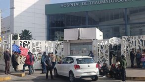 Personas concentradas afuera del Hospital de Traumatología y Ortopedia de Puebla.