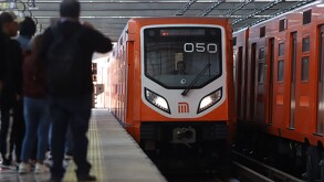 Personas esperando el Metro capitalino durante las fiestas de fin de año.