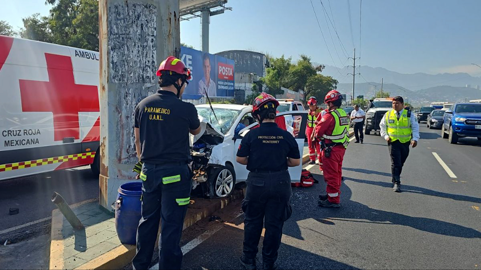 Un hombre de alrededor de 30 años murió tras impactarse contra un poste en un accidente registrado en Morones Prieto, en Monterrey.