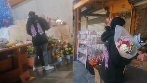 la mujer camina entre los arreglos y selecciona varias flores