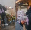 la mujer camina entre los arreglos y selecciona varias flores