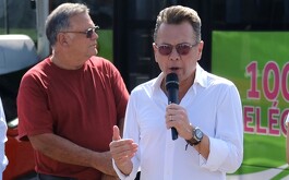 Pablo Lemus en discurso durante la entrega de transporte público en Puerto Vallarta