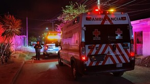 Ambulancia y policía de Torreón atendiendo el reporte de un joven herido con un machete en colonia Nueva Laguna Norte.