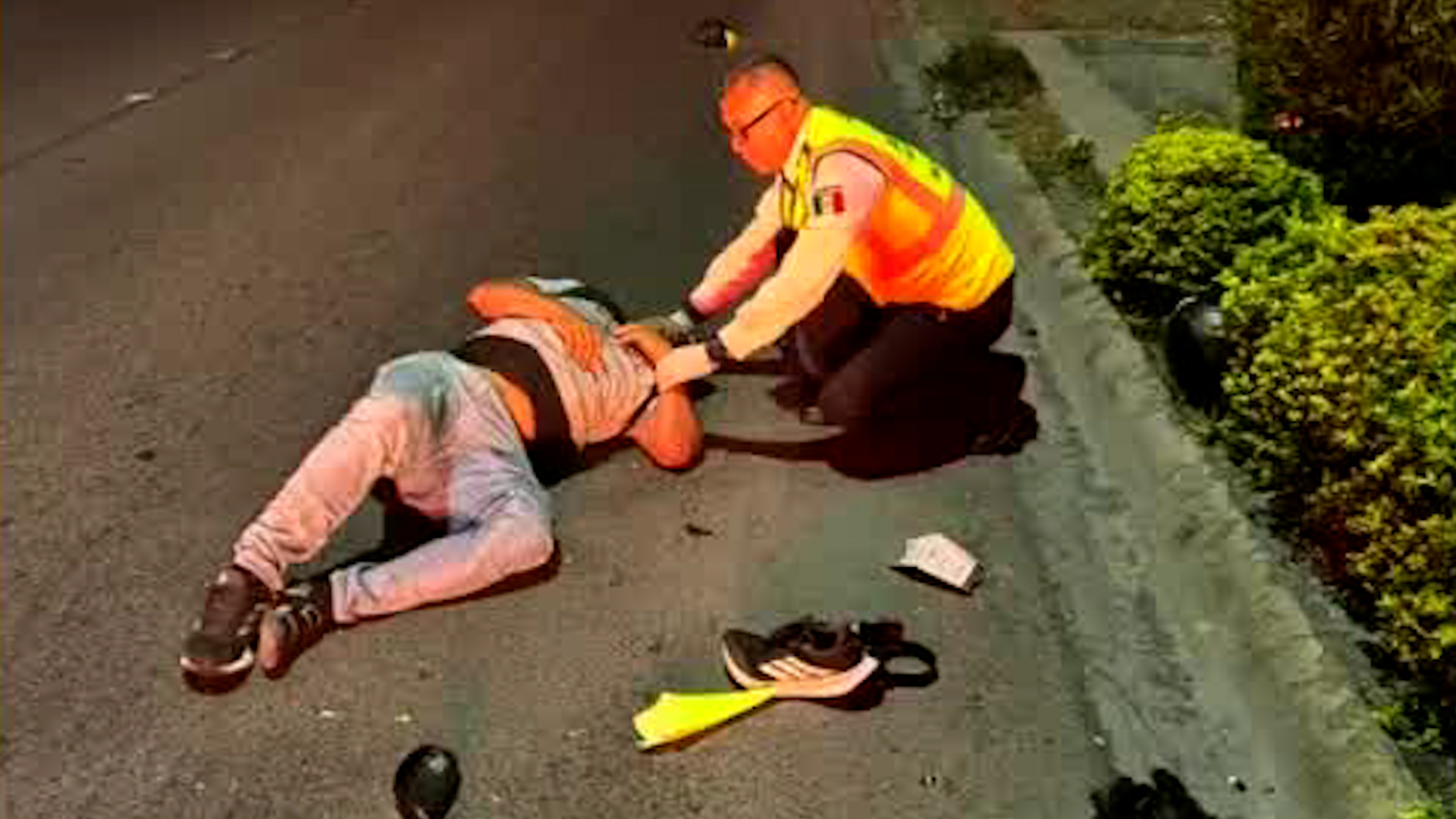 Ante la demora de cuerpos de rescate, el agente aplicó vendajes compresivos para frenar una hemorragia crítica durante la mañana de Navidad.