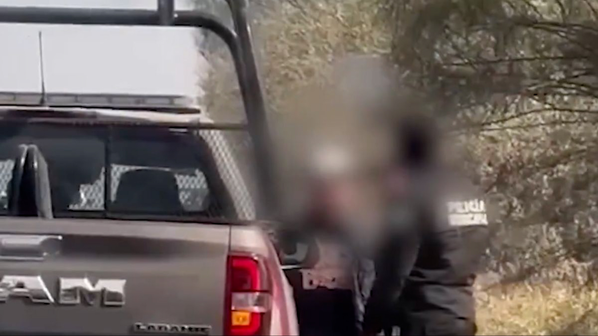 Un policía municipal de García fue separado de su cargo luego de que se difundiera un video en el que agrede a un civil que ya se encontraba esposado.