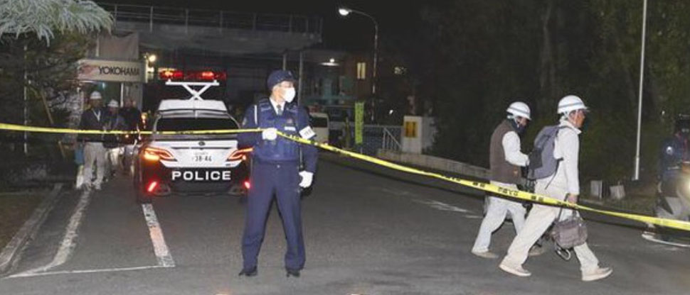 Escena del crimen en Japón con autoridades y cinta amarilla.