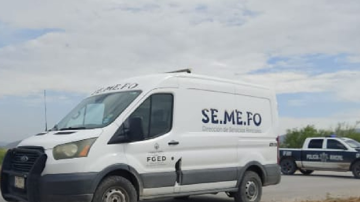 Unidad de la Semefo recogiendo el cuerpo de un hombre tras sufrir accidente en motocicleta.