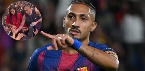 Raphinha llevando regalos junto a su esposa.