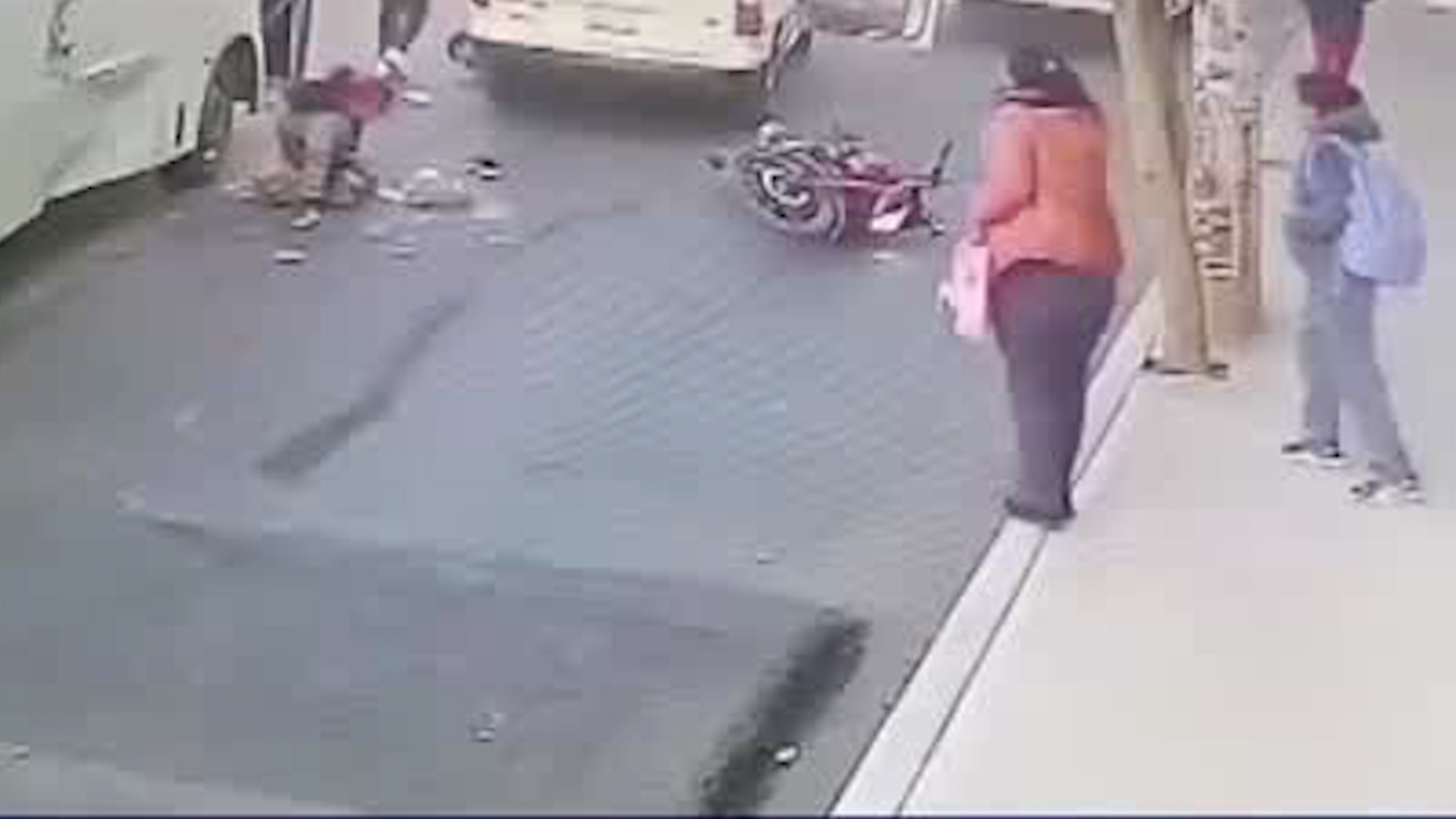 Una pareja a bordo de una motocicleta fue atropellada por una camioneta que habría perdido el control del vehículo.