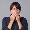 Persona con malestares causados por la sinusitis.