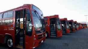 Camiones rojos del transporte público en Jalisco formados y estacionados