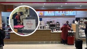 Un trabajador de Dunkin Donuts fue captado cortándose las uñas de los pies sobre una mesa de preparación de comida.
