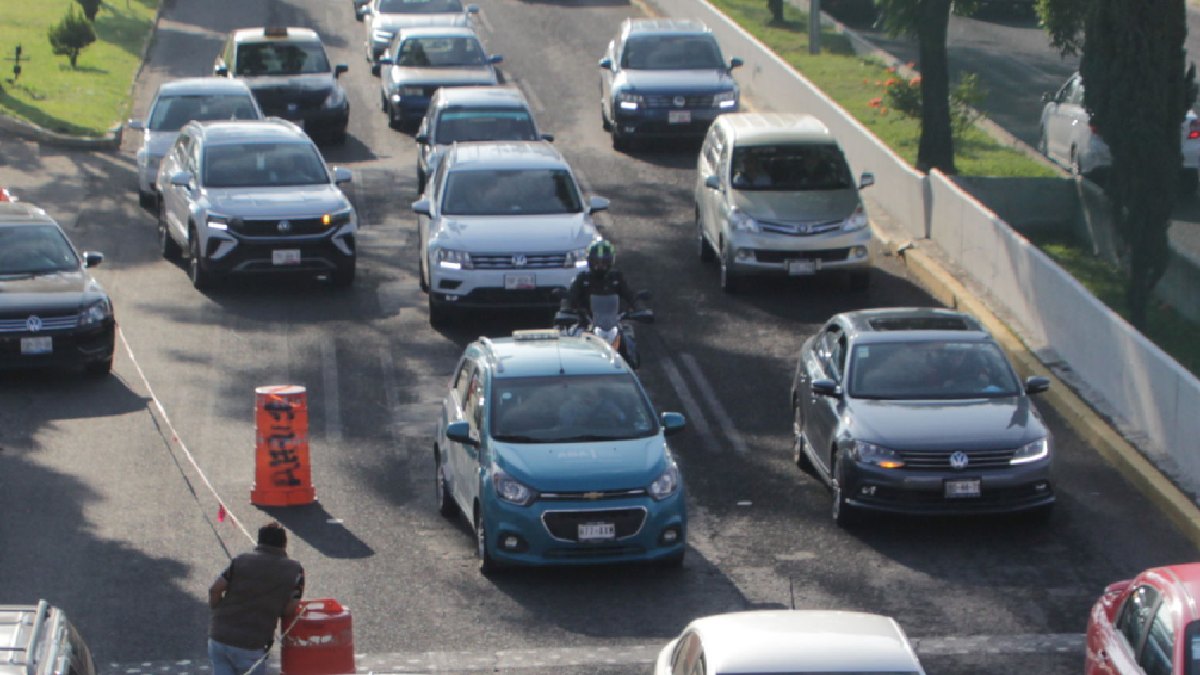 Autos atorados en el tráfico en una autopista de Puebla.