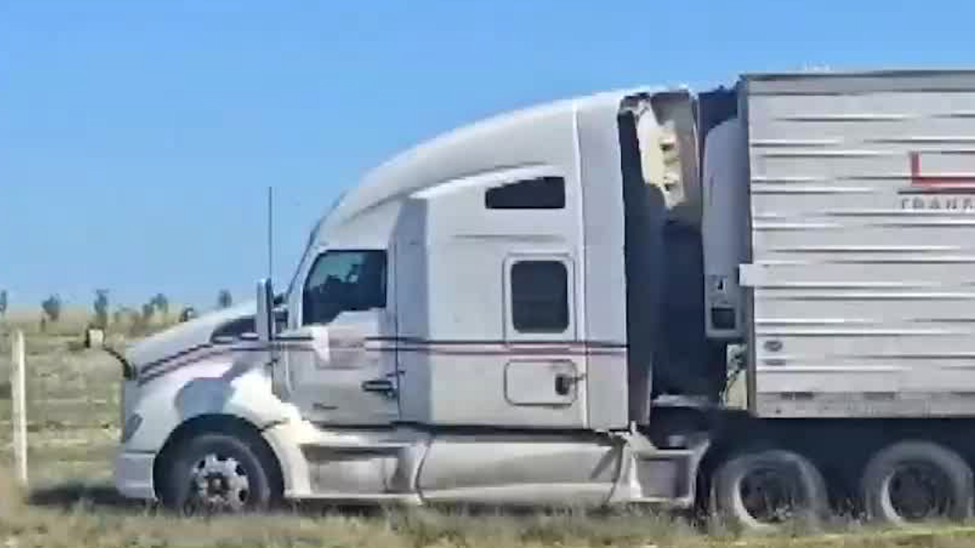 Elementos de la Guardia Nacional arribaron al kilómetro 190, donde la unidad de carga fue atacada a balazos.