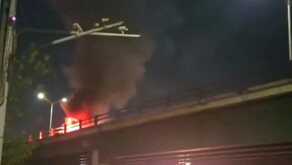 En videos difundidos en redes sociales se observa cómo el automóvil arde intensamente