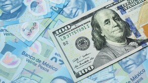 Dólar estadounidense entre una cama de billetes de 20 pesos mexicanos.