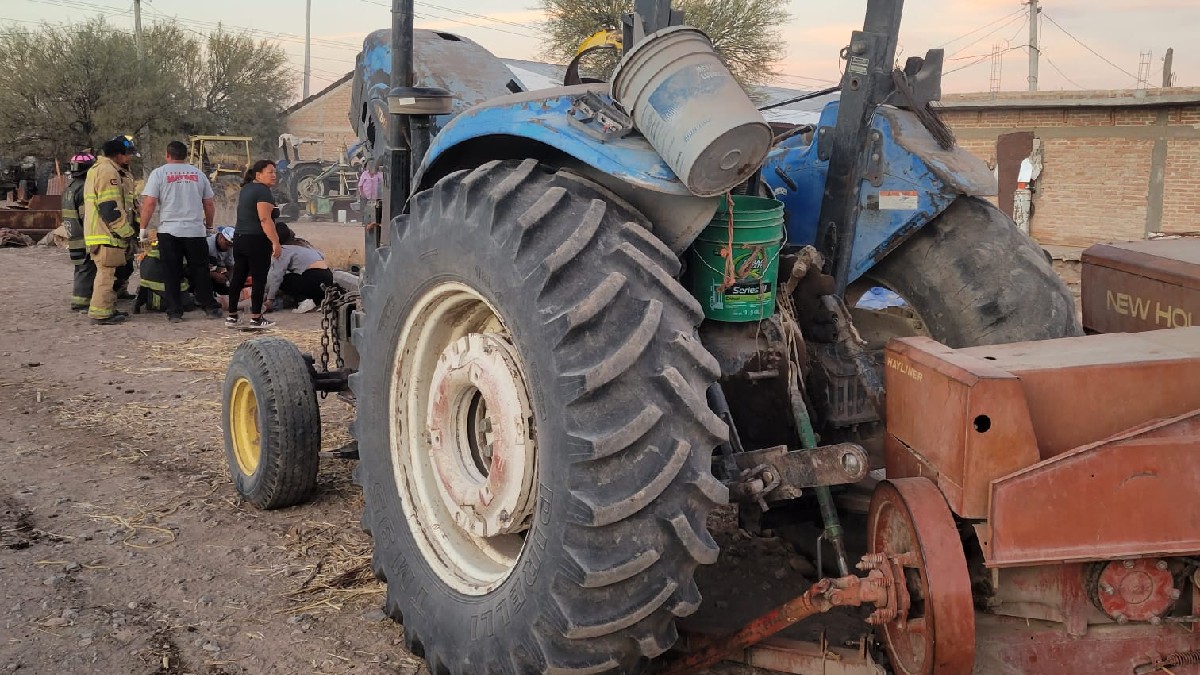 Afortunadamente, el tractor no aplastó el torso del trabajador, lo que evitó un desenlace fatal.